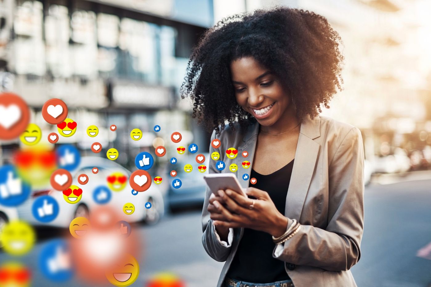 Femme consultant les réactions de sa communauté sur son smartphone